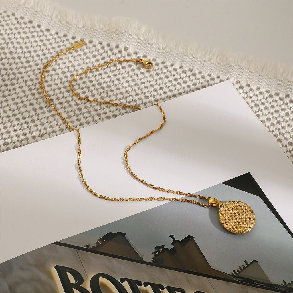18K gold round necklace with eight-pointed star design, classic and fashionable