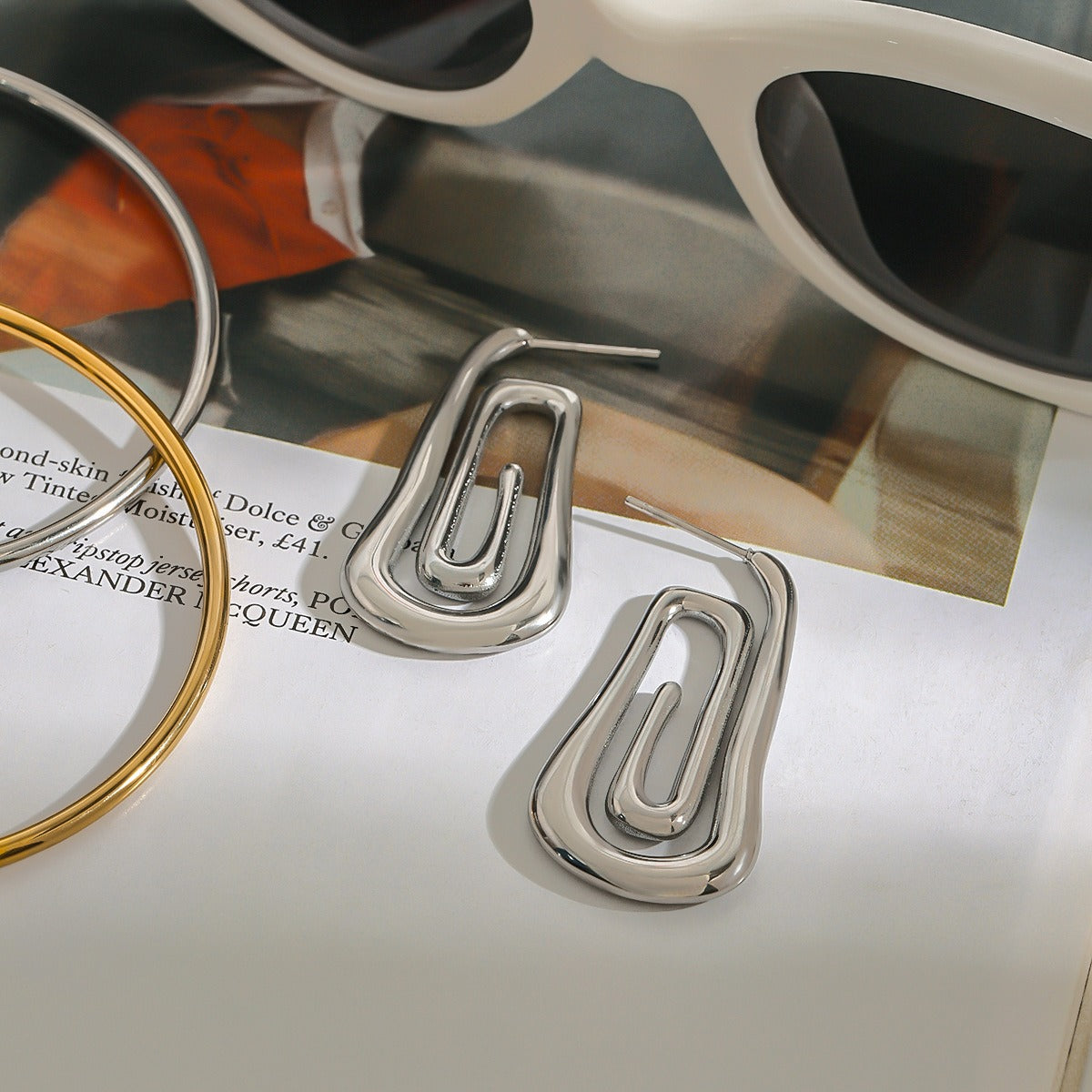 Threaded and hollow design, simple and elegant earrings