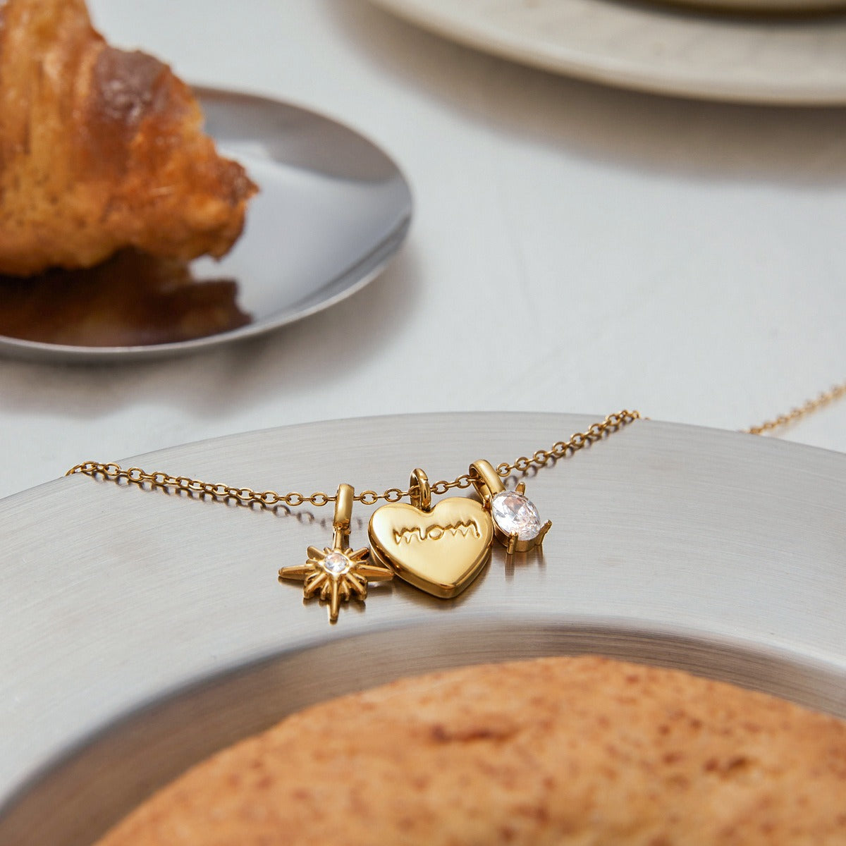 18K gold heart shape with "MOM" design exquisite and dazzling necklace