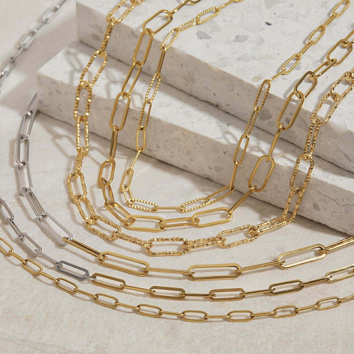 18K gold chain with gold and silver color matching design simple and elegant necklace