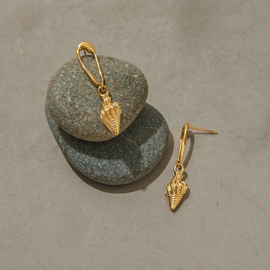 18K gold conch-shaped earrings with textured beach style