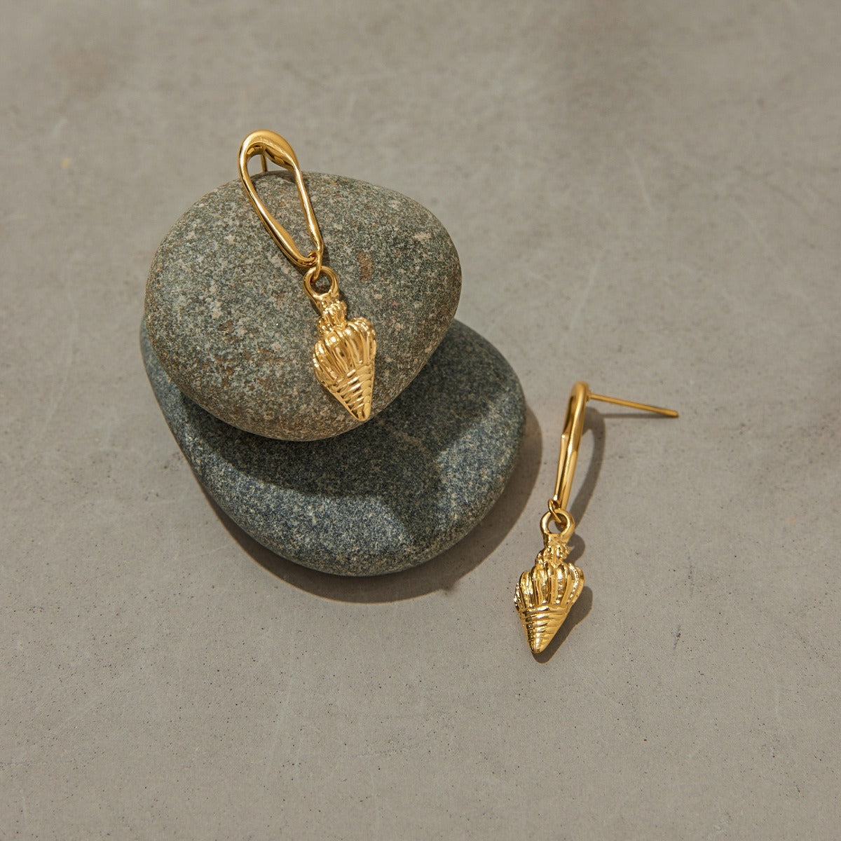 18K gold conch-shaped earrings with textured beach style