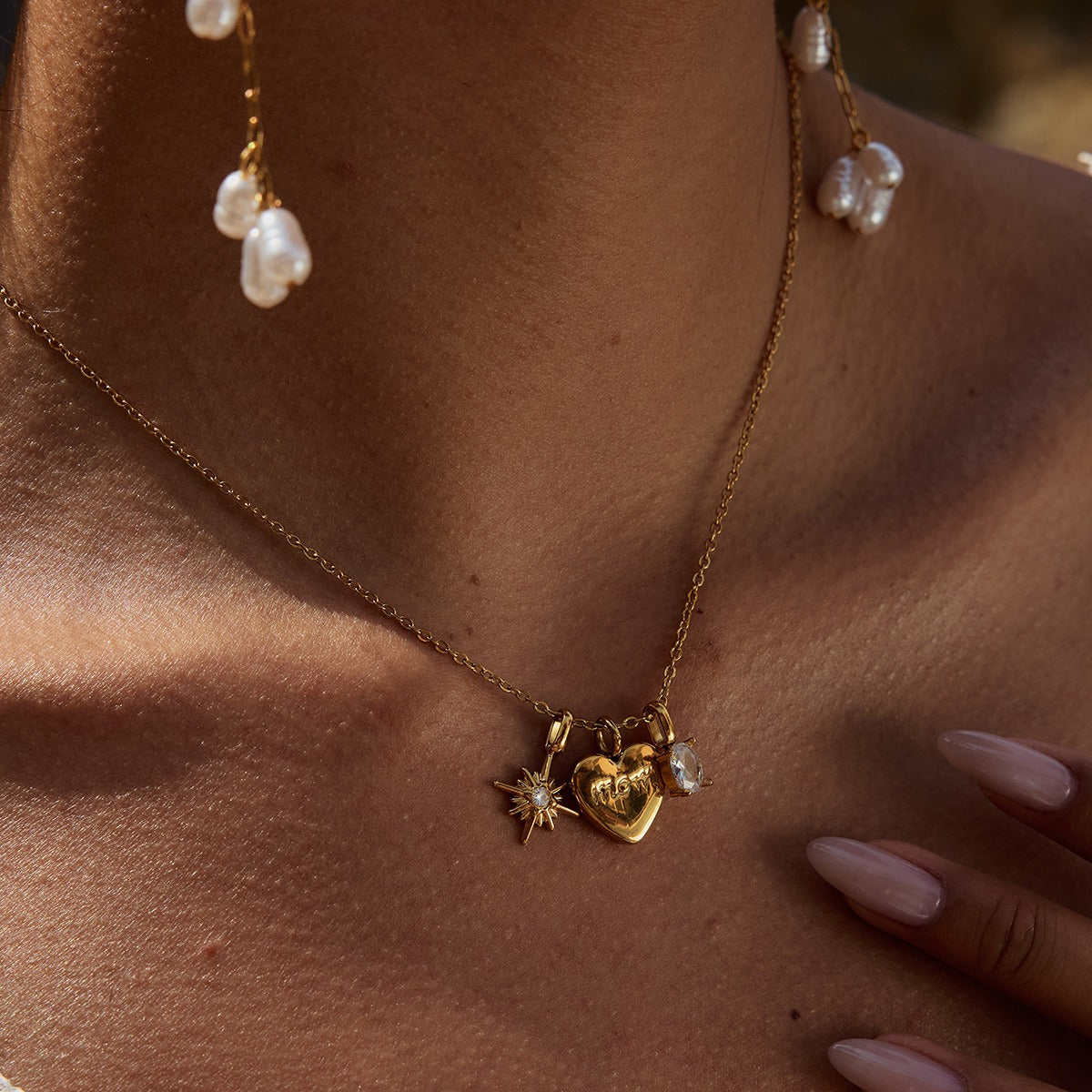 18K gold heart shape with "MOM" design exquisite and dazzling necklace