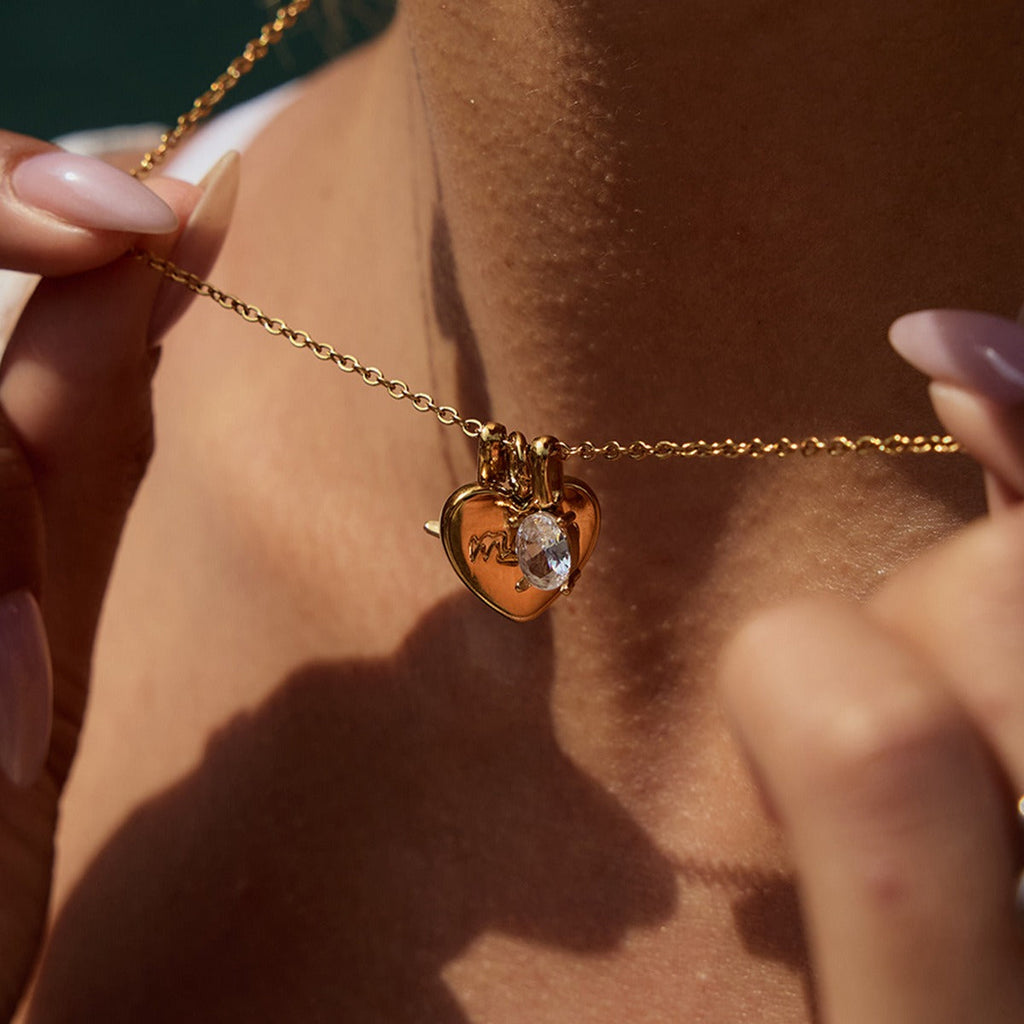18K gold heart shape with "MOM" design exquisite and dazzling necklace
