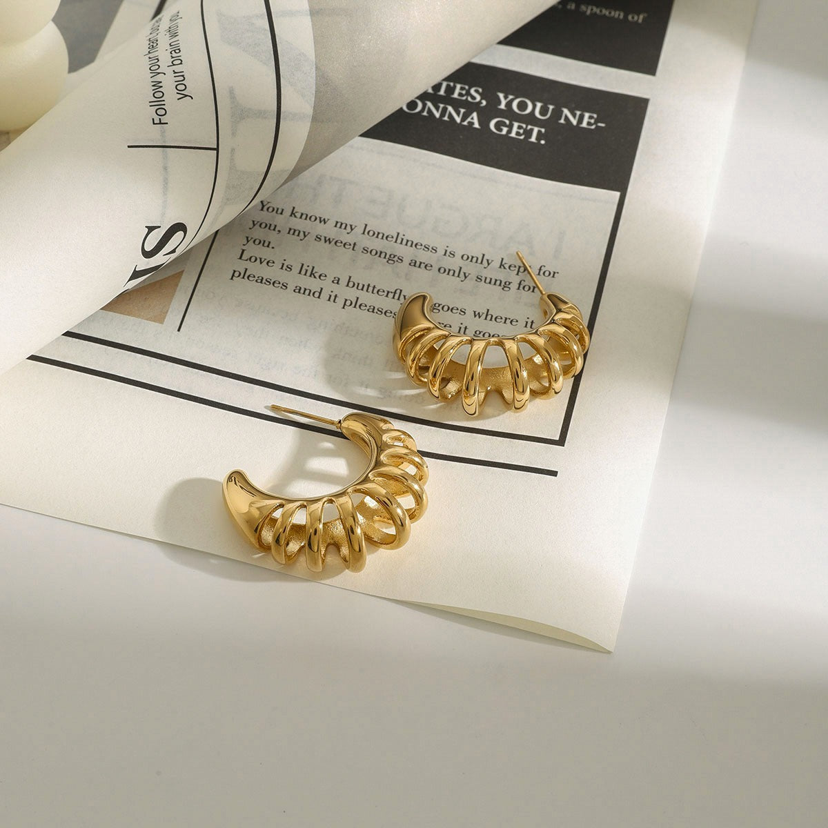 18k gold crescent-shaped earrings with hollow design, trendy and personalized