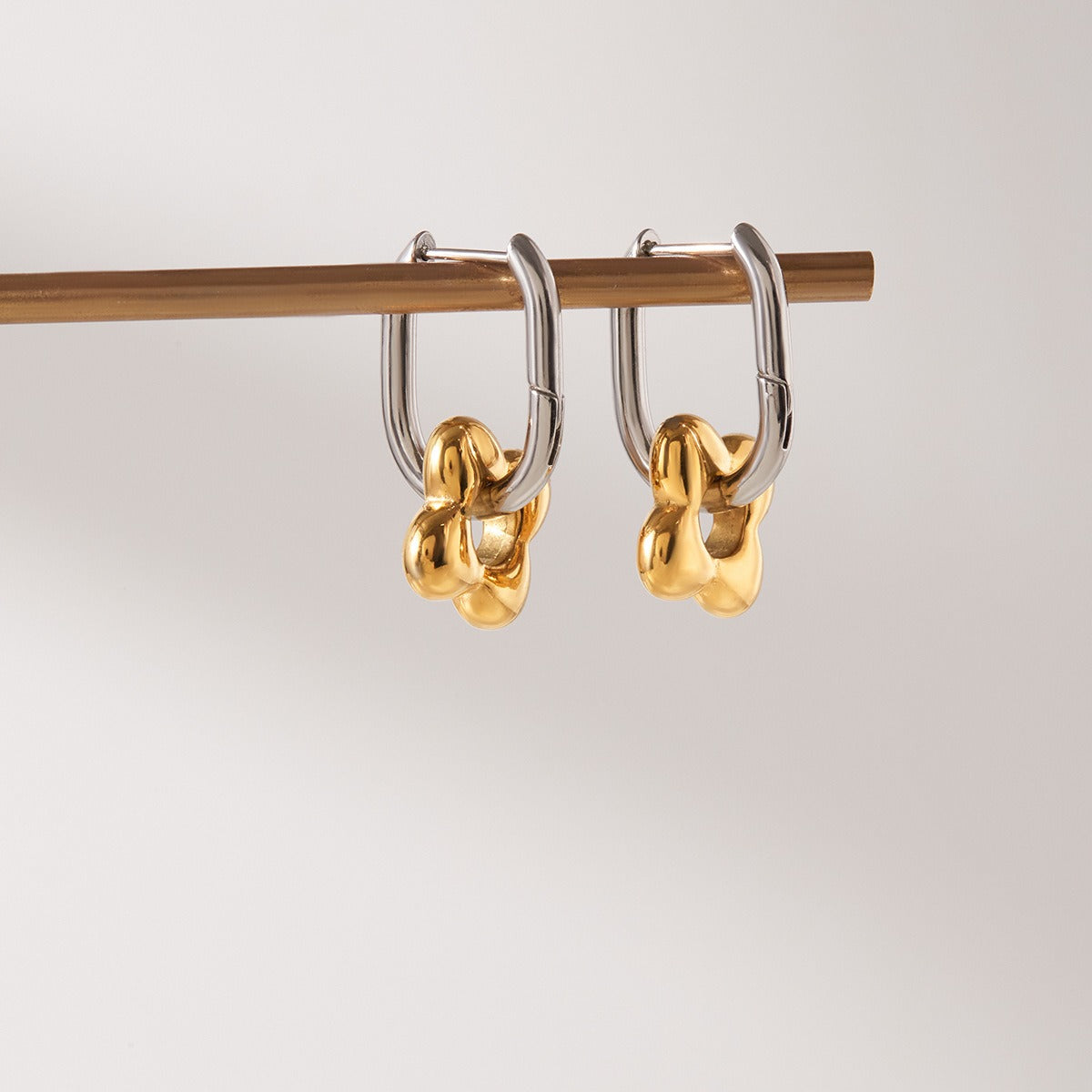 18K gold lightweight luxury high-end flower hoop earrings