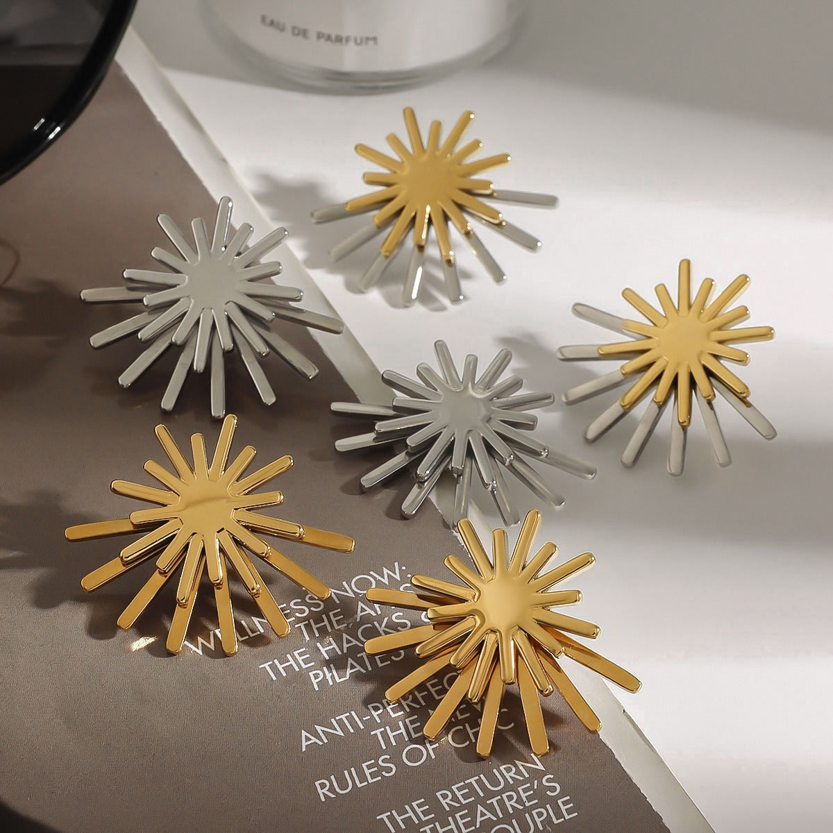 18K gold sun-shaped earrings with simple and elegant design