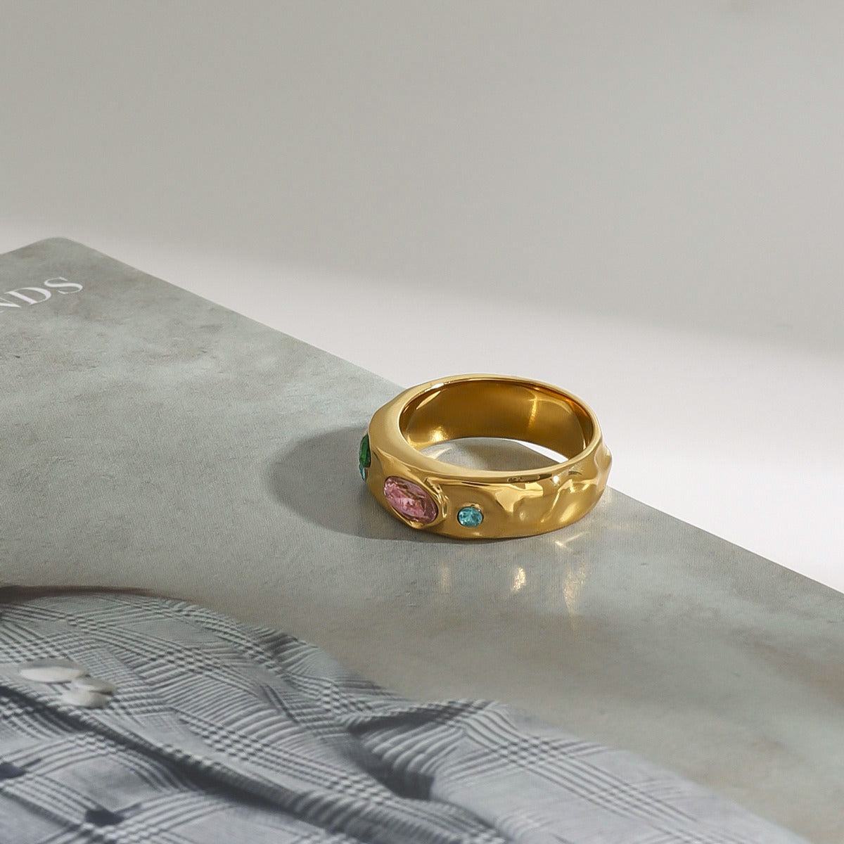 18K gold inlaid gemstone exquisite design noble ring