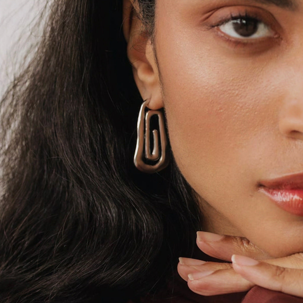 Threaded and hollow design, simple and elegant earrings