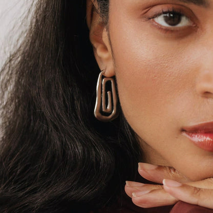 Threaded and hollow design, simple and elegant earrings
