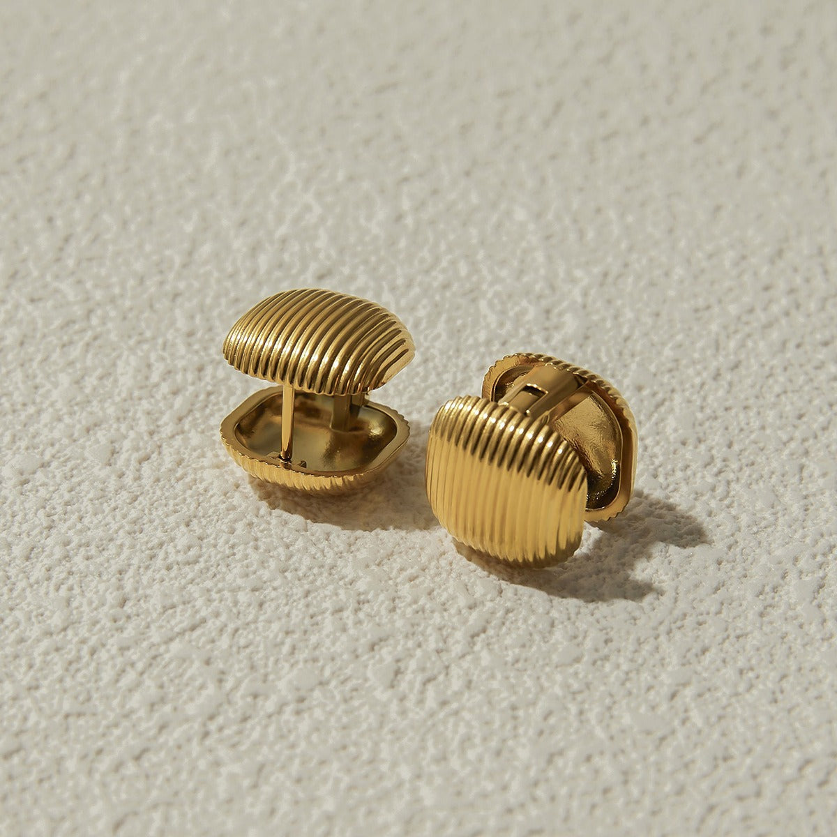 18K gold arc-shaped square with vertical stripes design exquisite and simple earrings