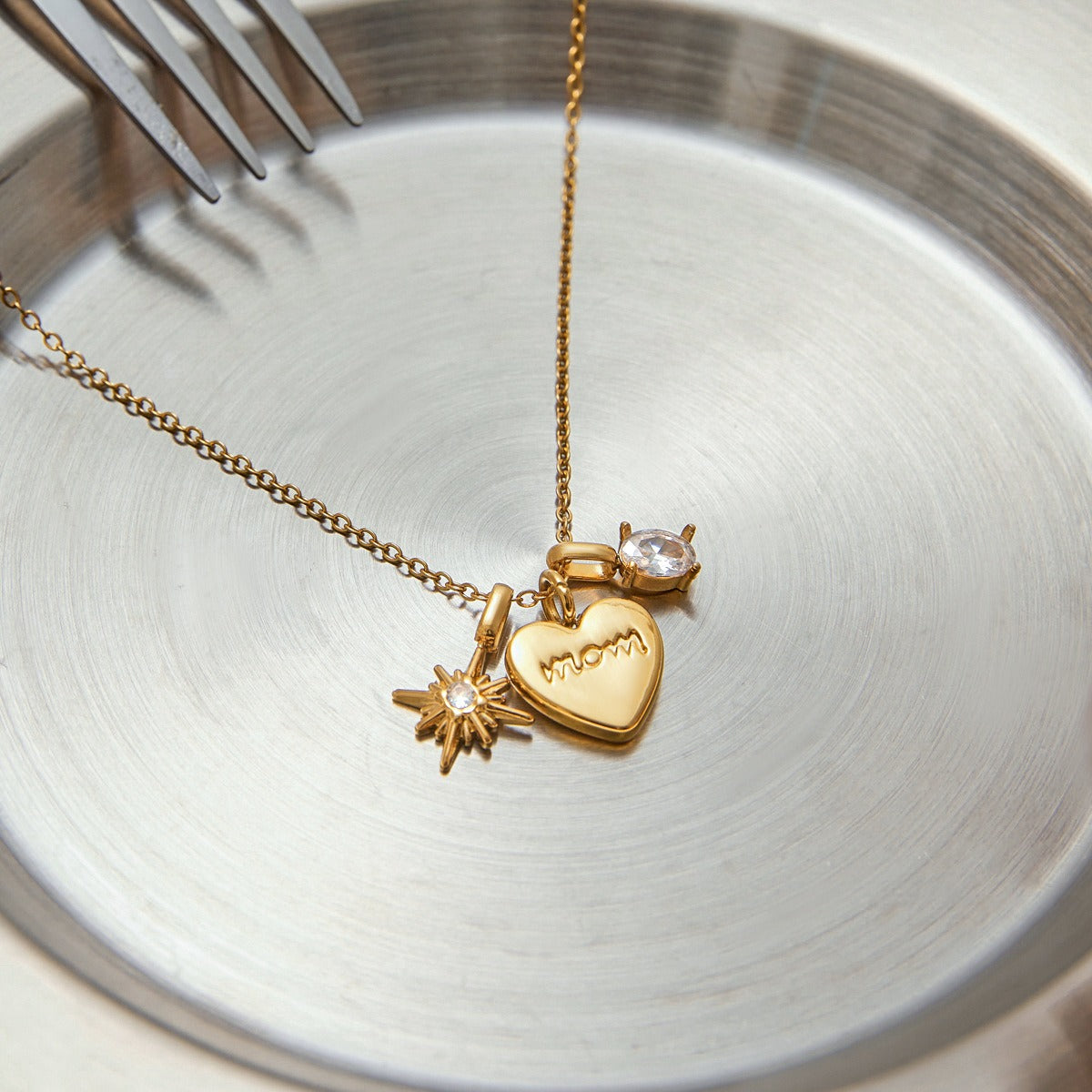18K gold heart shape with "MOM" design exquisite and dazzling necklace