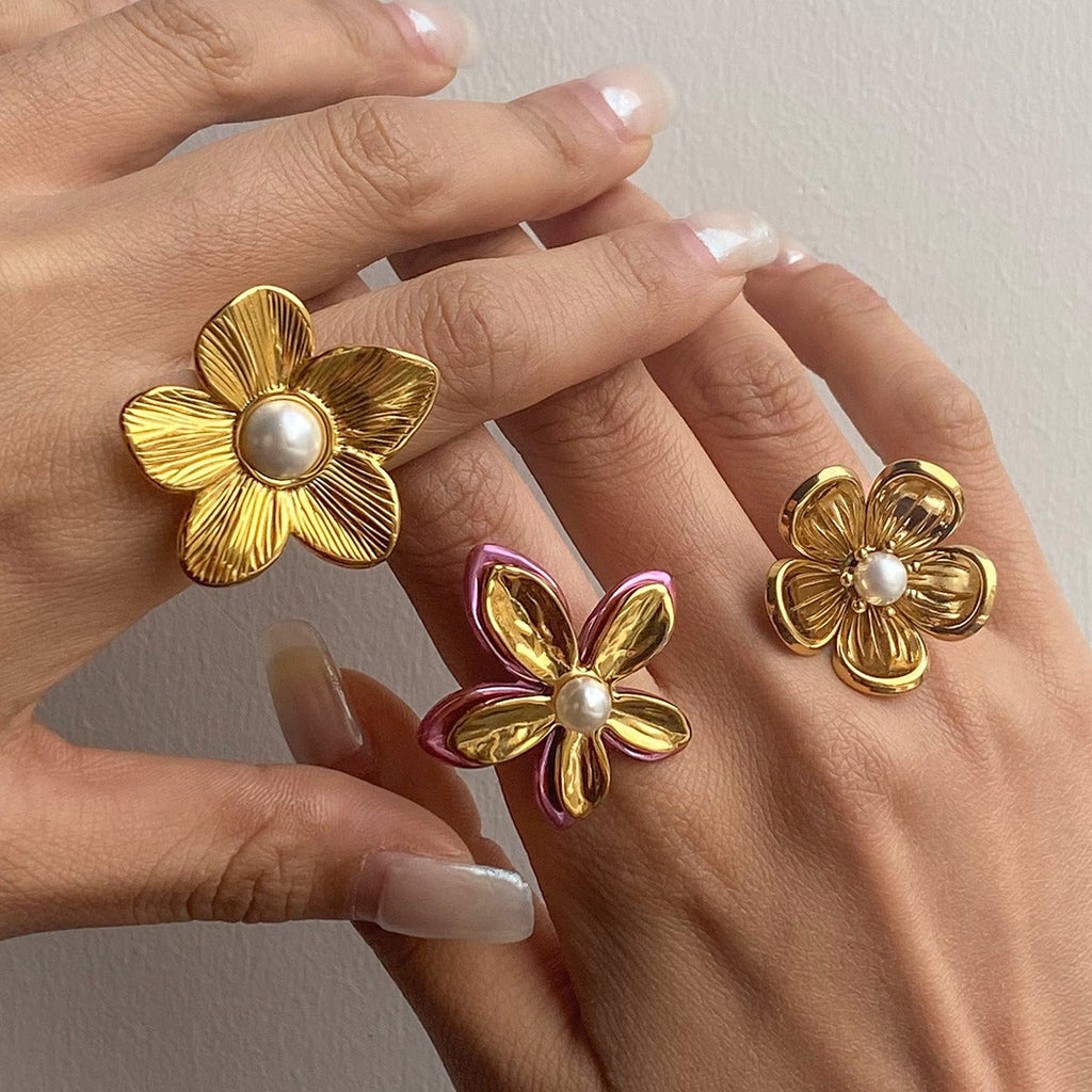 18K gold flower-shaped inlaid pearls exquisite design noble ring