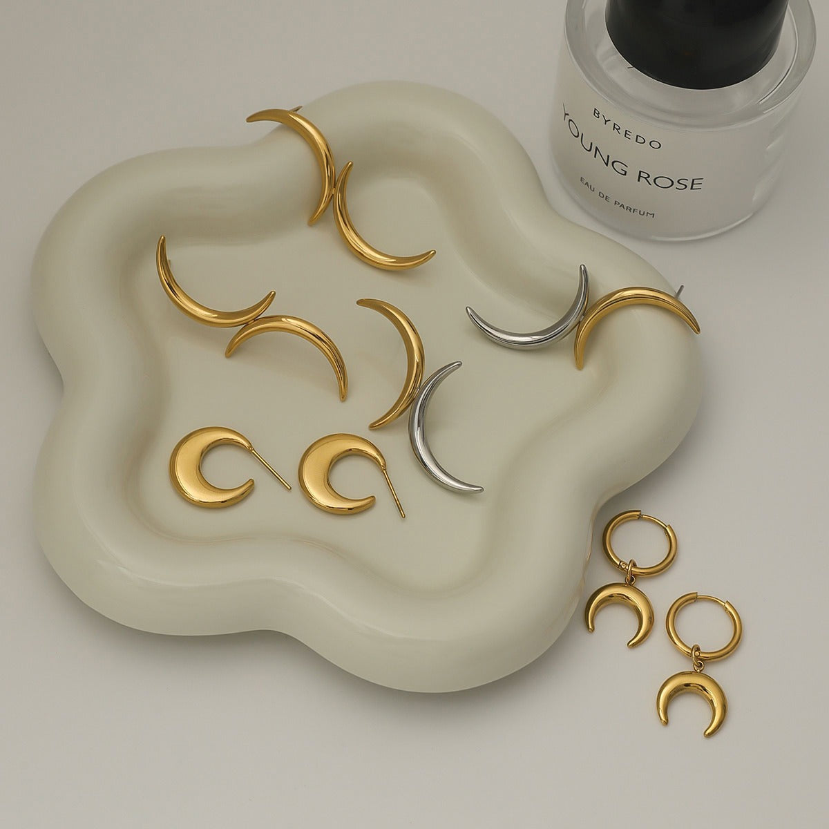 18K gold moon-shaped design light luxury simple earrings