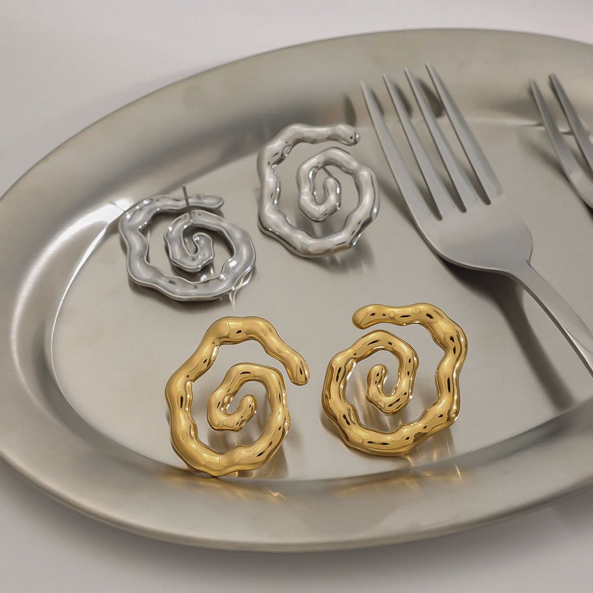 18K gold hollow thread with texture design simple and elegant earrings