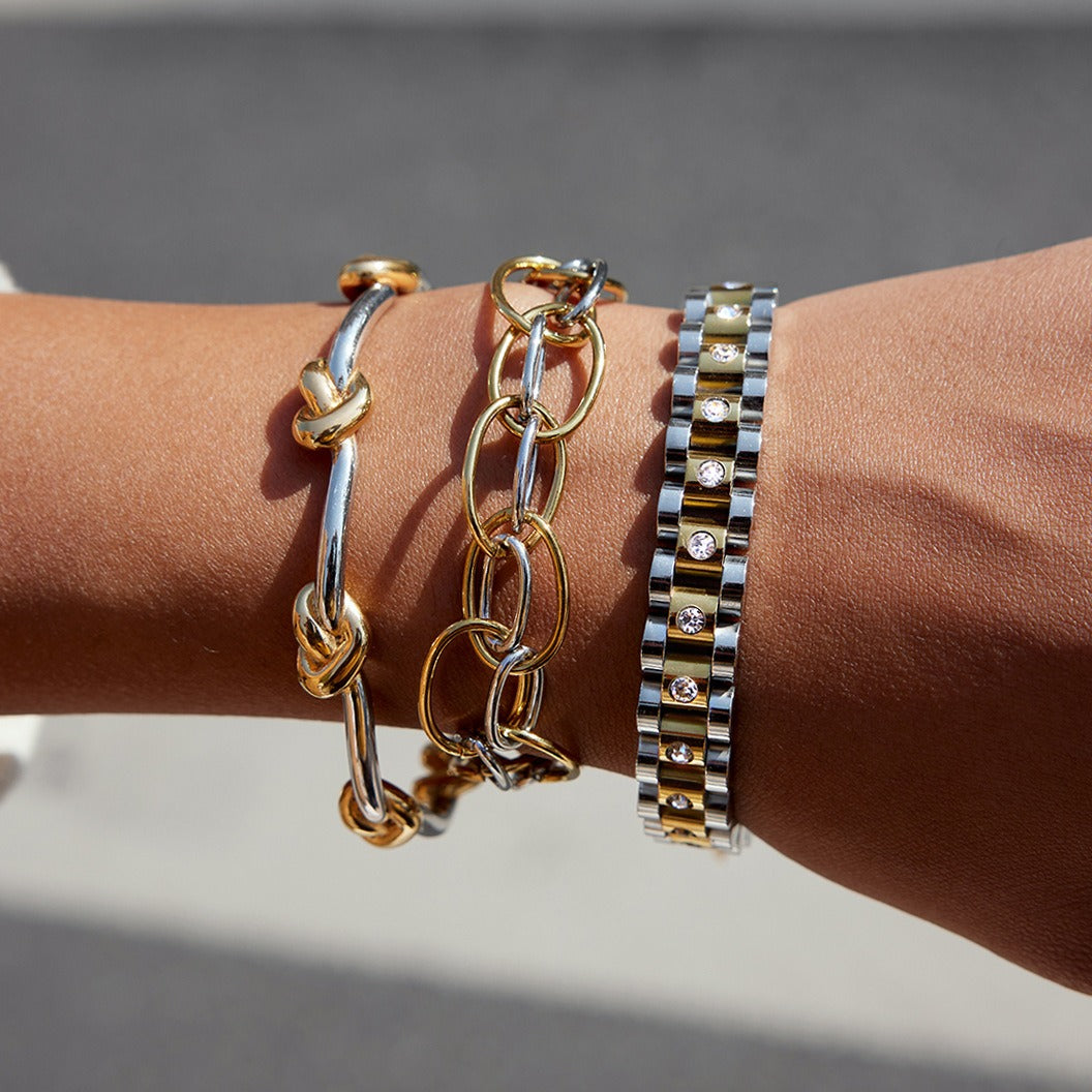 18K gold-plated, lightweight, and luxurious two-tone titanium steel bracelet.