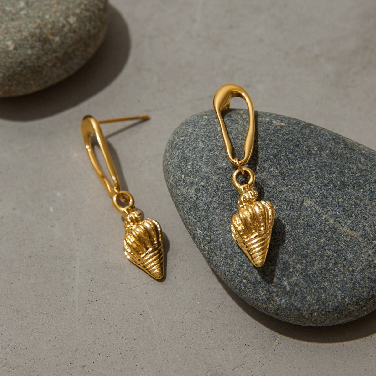 18K gold conch-shaped earrings with textured beach style