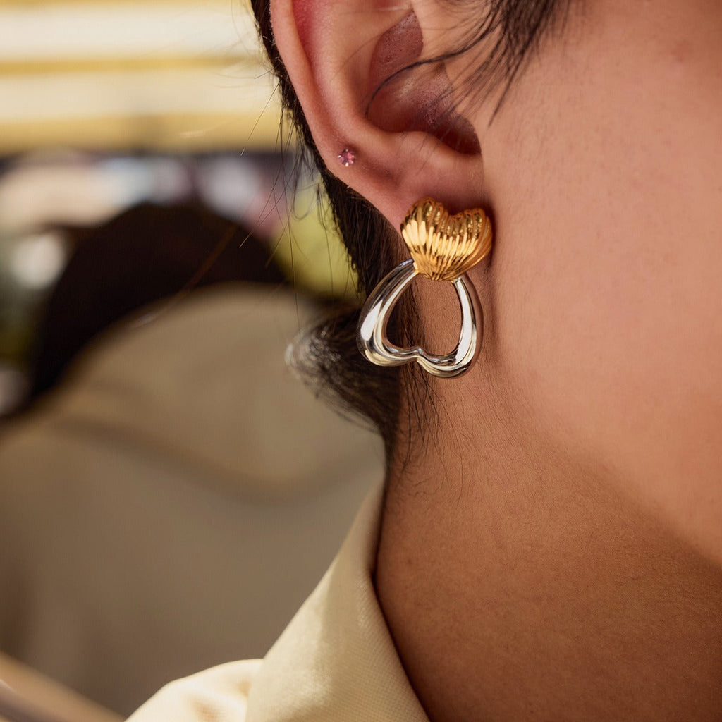 18K gold heart-shaped earrings with gold and silver color matching design, trendy and personalized