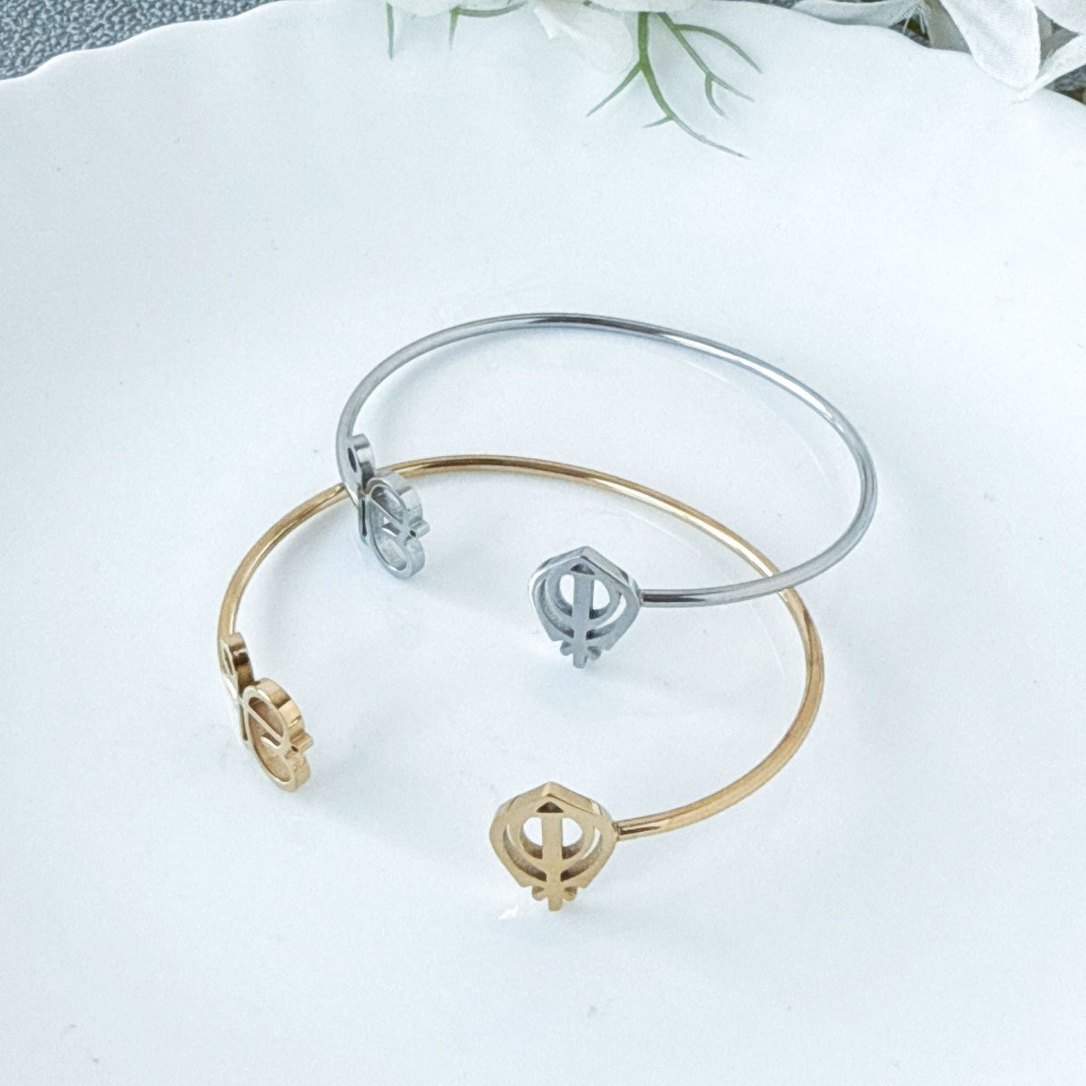 18K gold open-design smooth bangle bracelet
