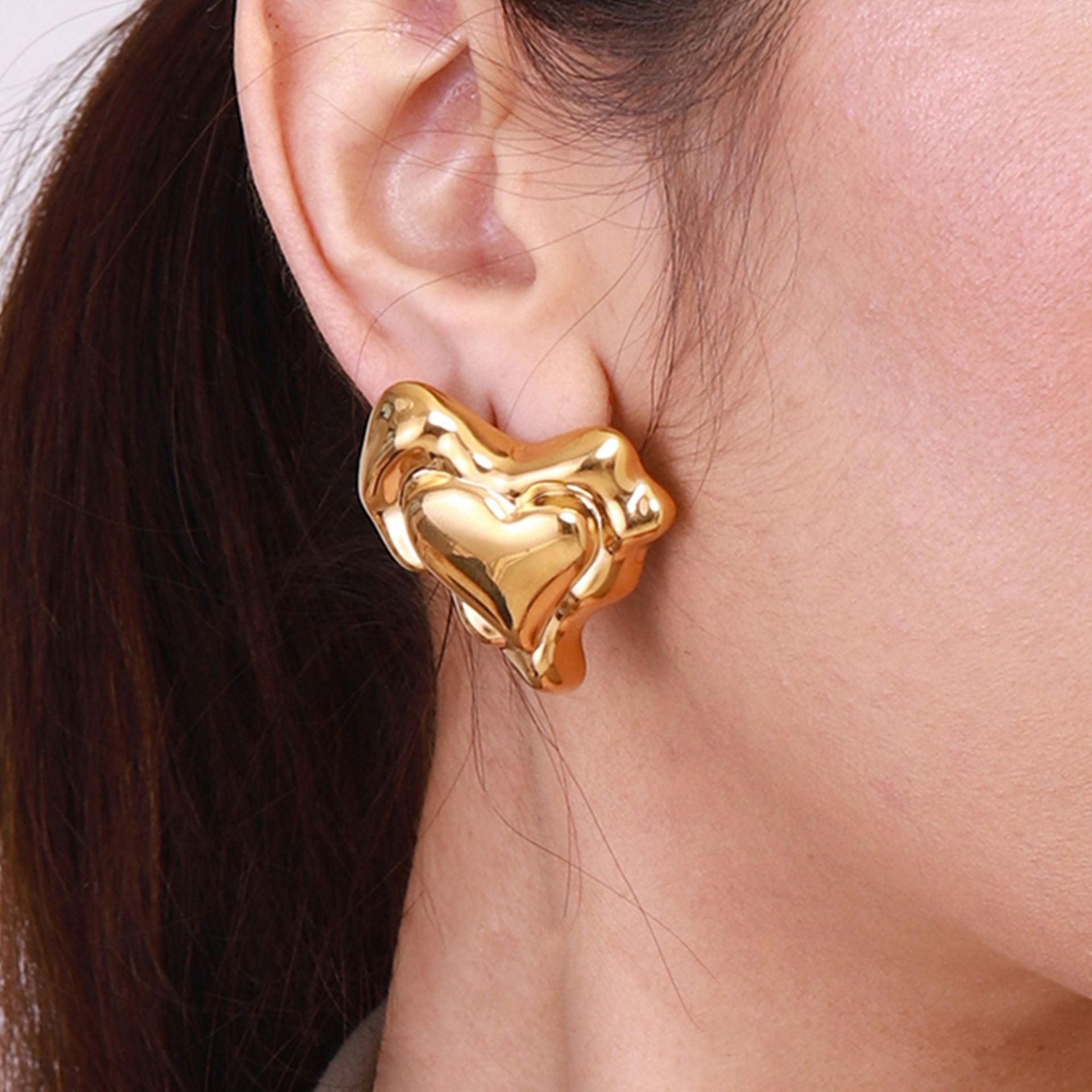 18k gold heart-shaped earrings with exquisite and noble design