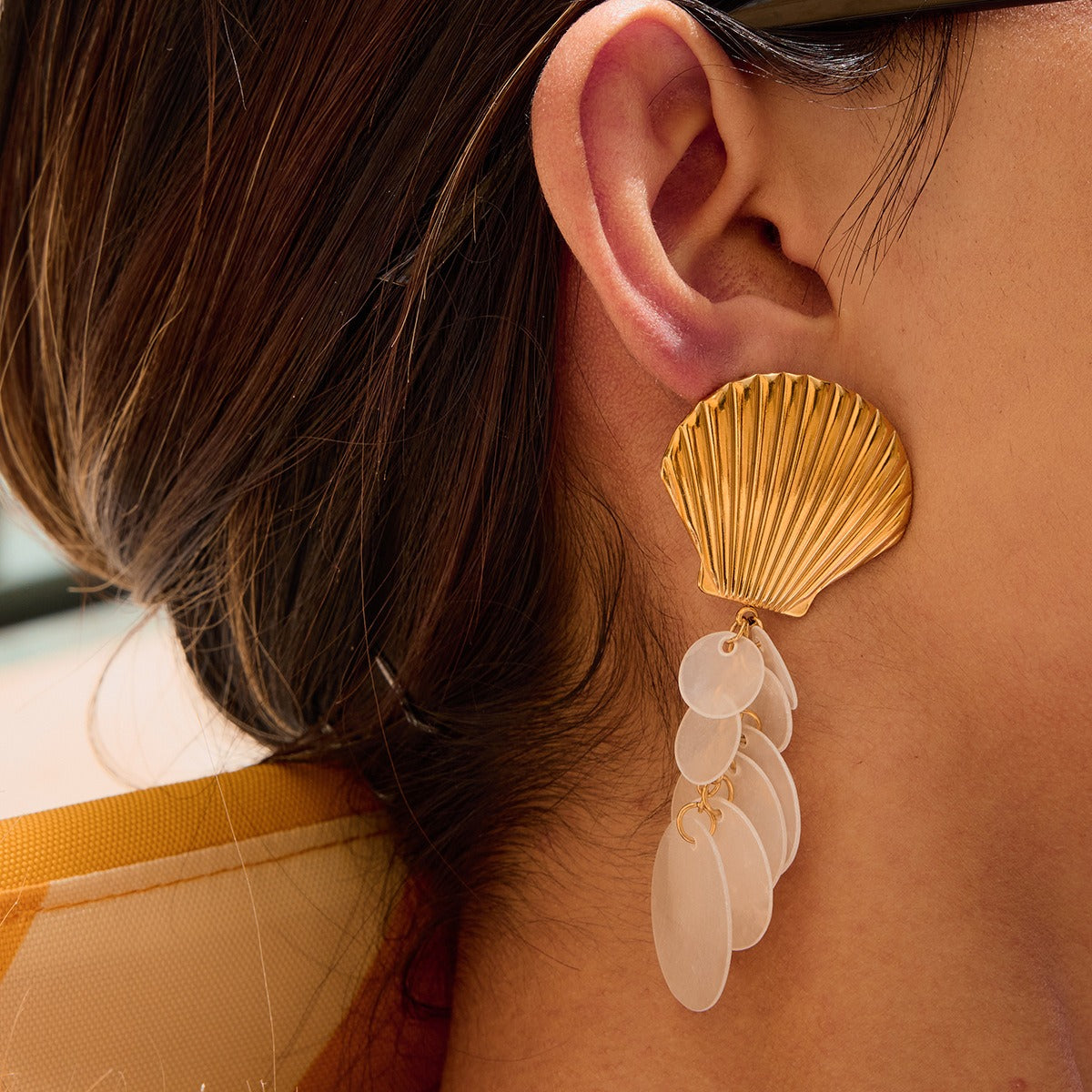 18K gold shell-shaped earrings with round tassel design