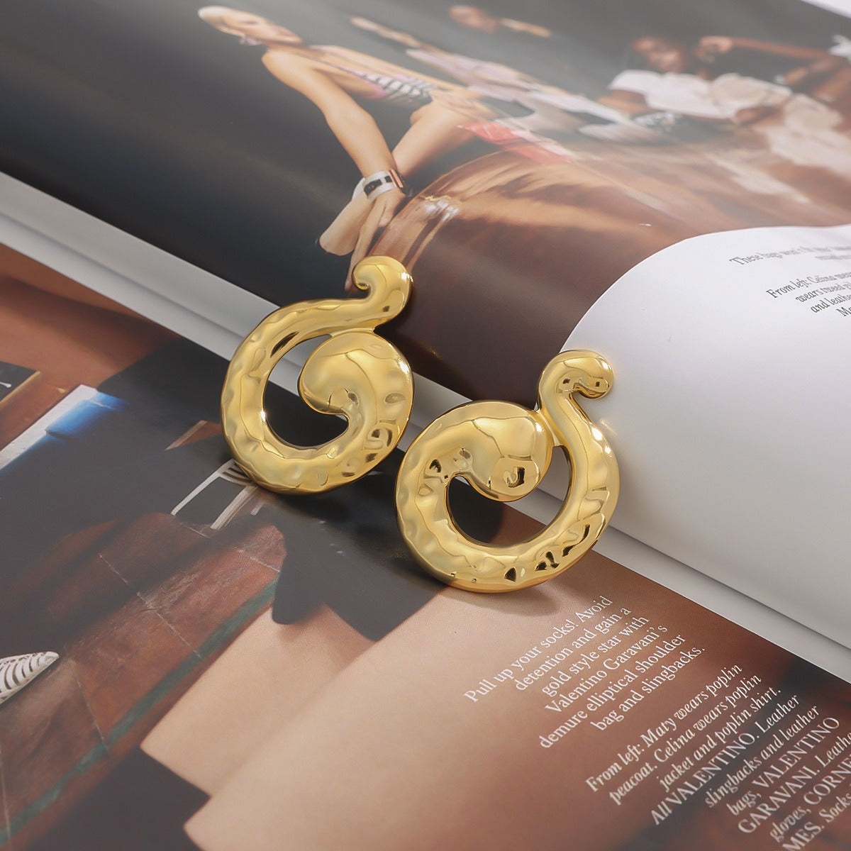 18K gold snake shape with hammer pattern design simple and unique earrings
