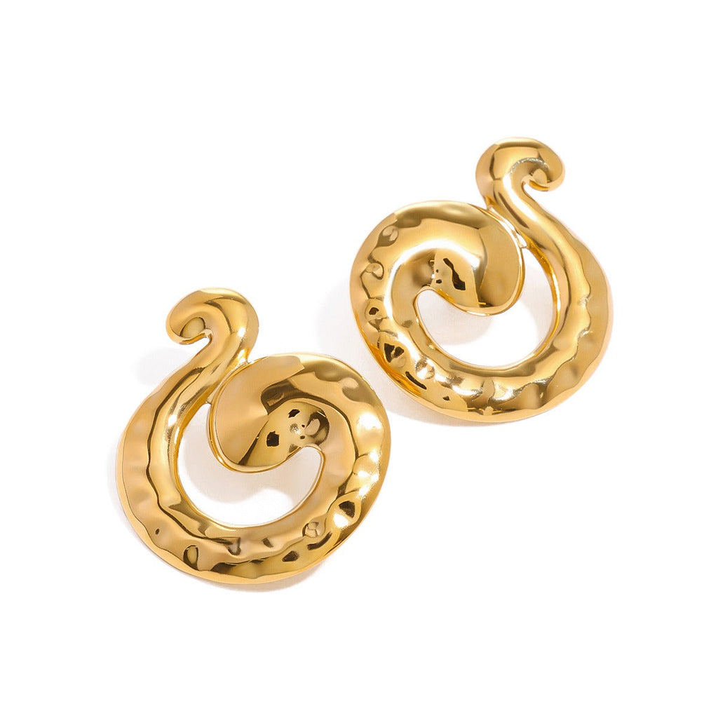 18K gold snake shape with hammer pattern design simple and unique earrings