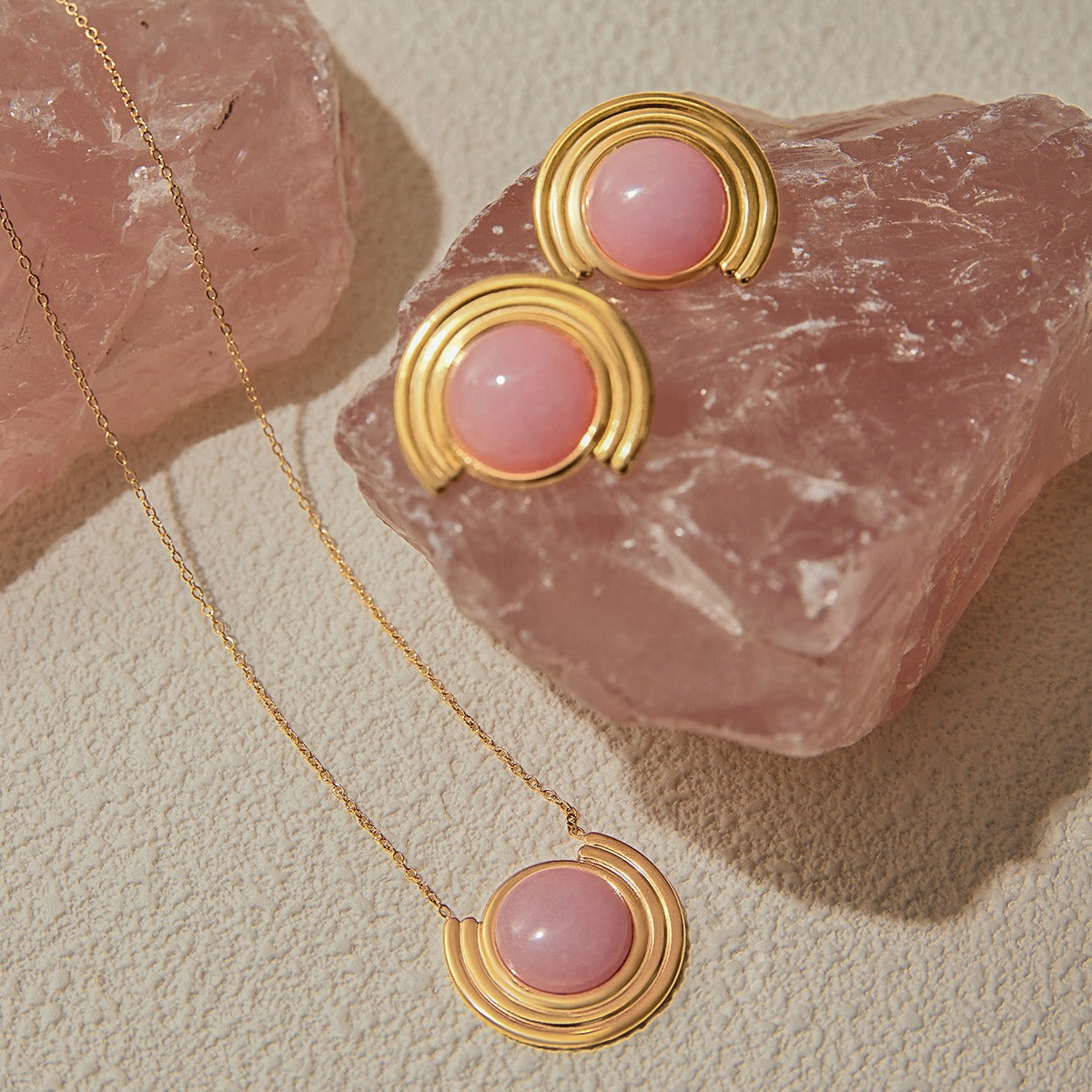 18K gold round shape with textured gemstone design light luxury noble necklace