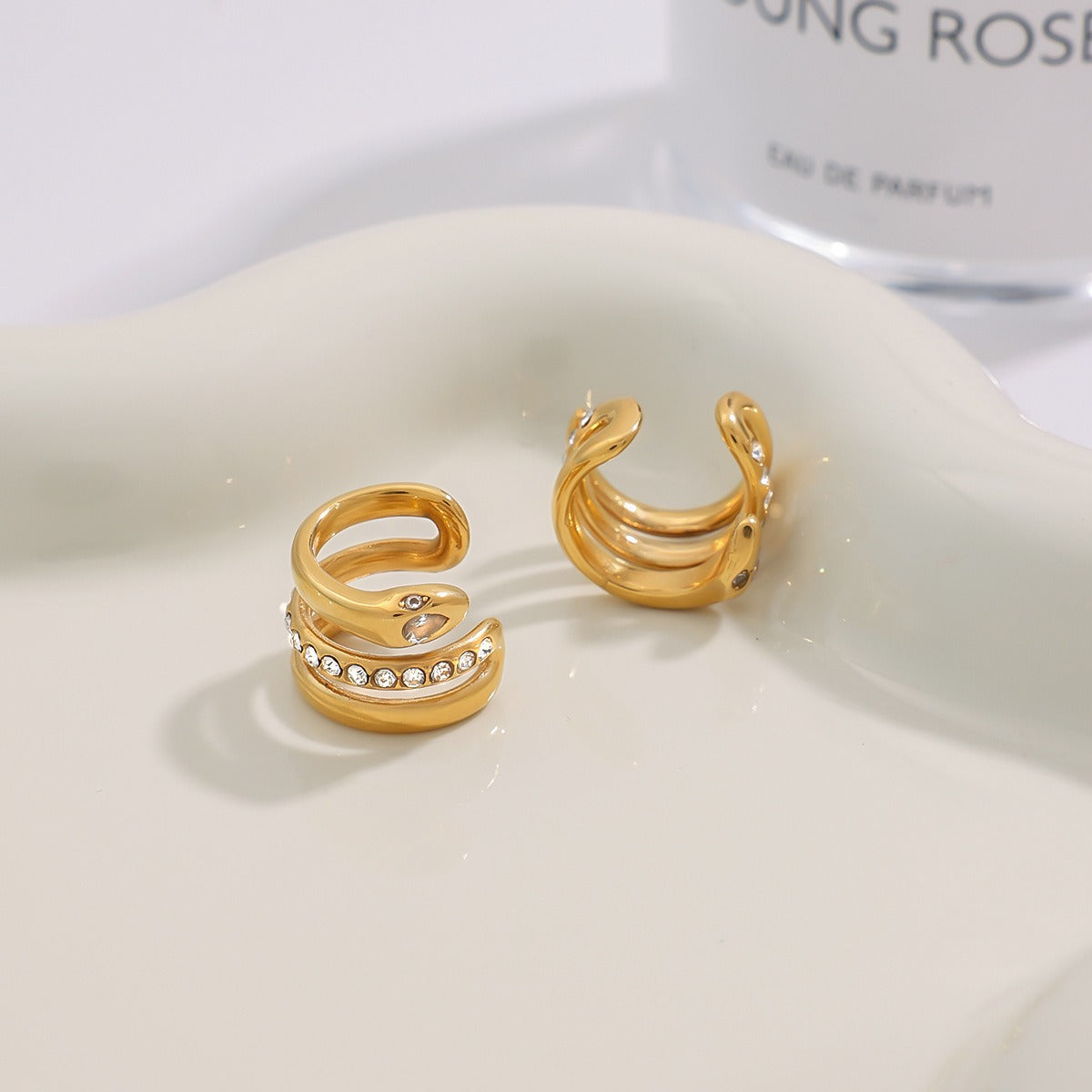 18K gold geometric diamond earrings with exquisite design
