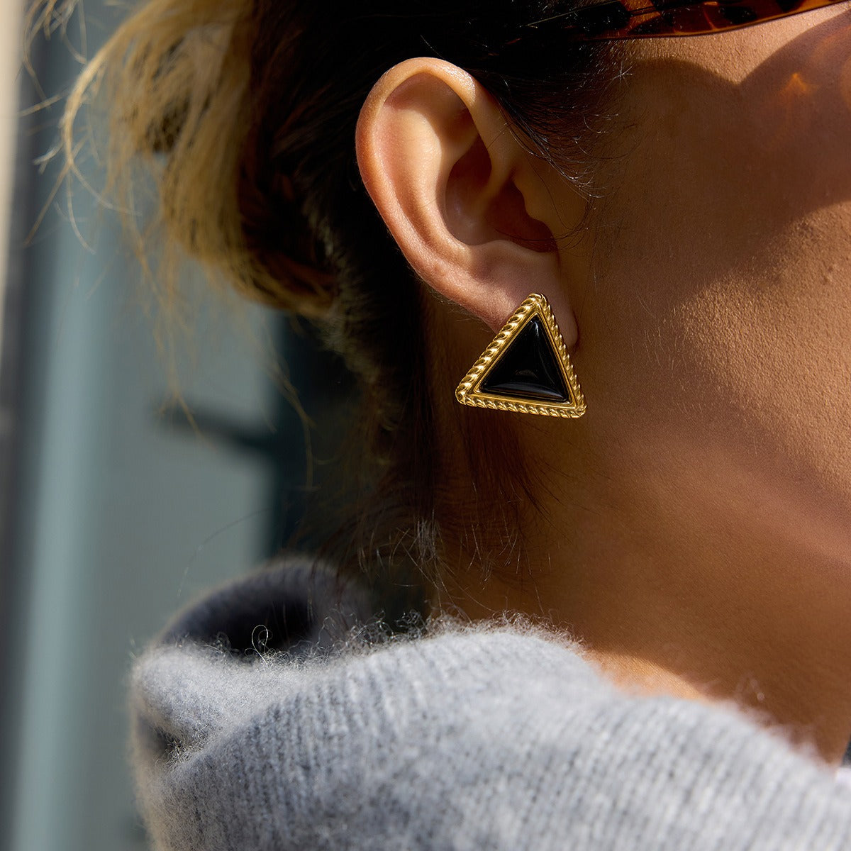 18K gold triangle black onyx stud earrings, a sophisticated and stylish accessory for autumn and winter.
