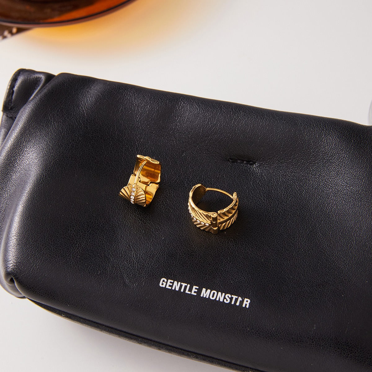 18K gold leaf-patterned stud earrings with white diamonds