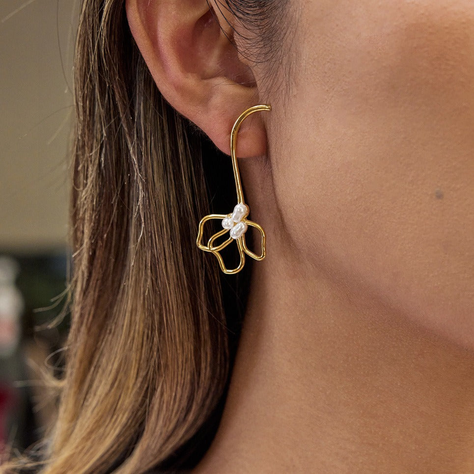 18K gold lightweight luxury high-end flower and pearl stud earrings