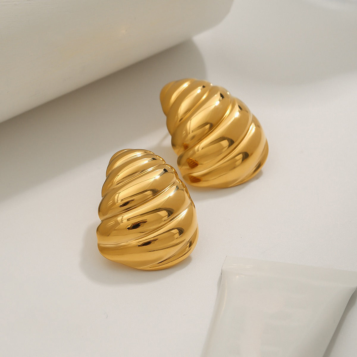 18k gold geometric shape with twill design fashionable and personalized earrings