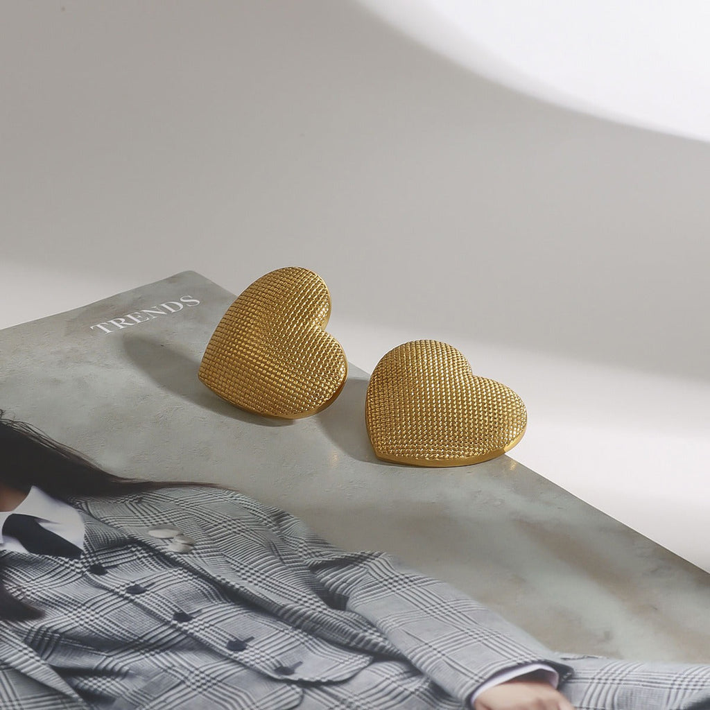 18k gold heart-shaped earrings with grainy design