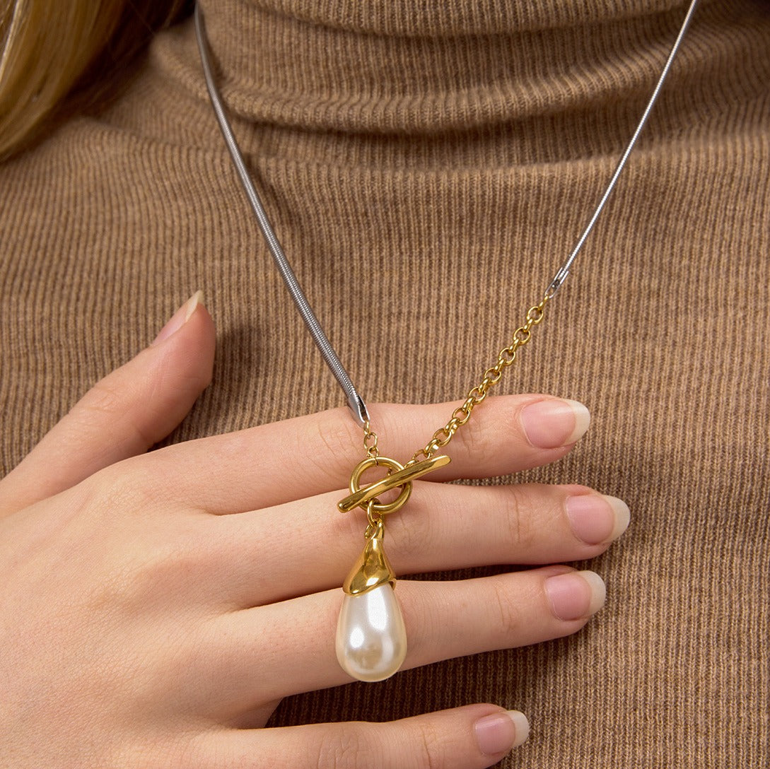 Pearl sweater chain, a luxurious and high-end titanium steel necklace.