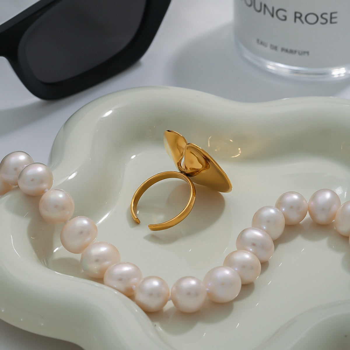 18K gold geometric inlaid pearl design classic simple ring