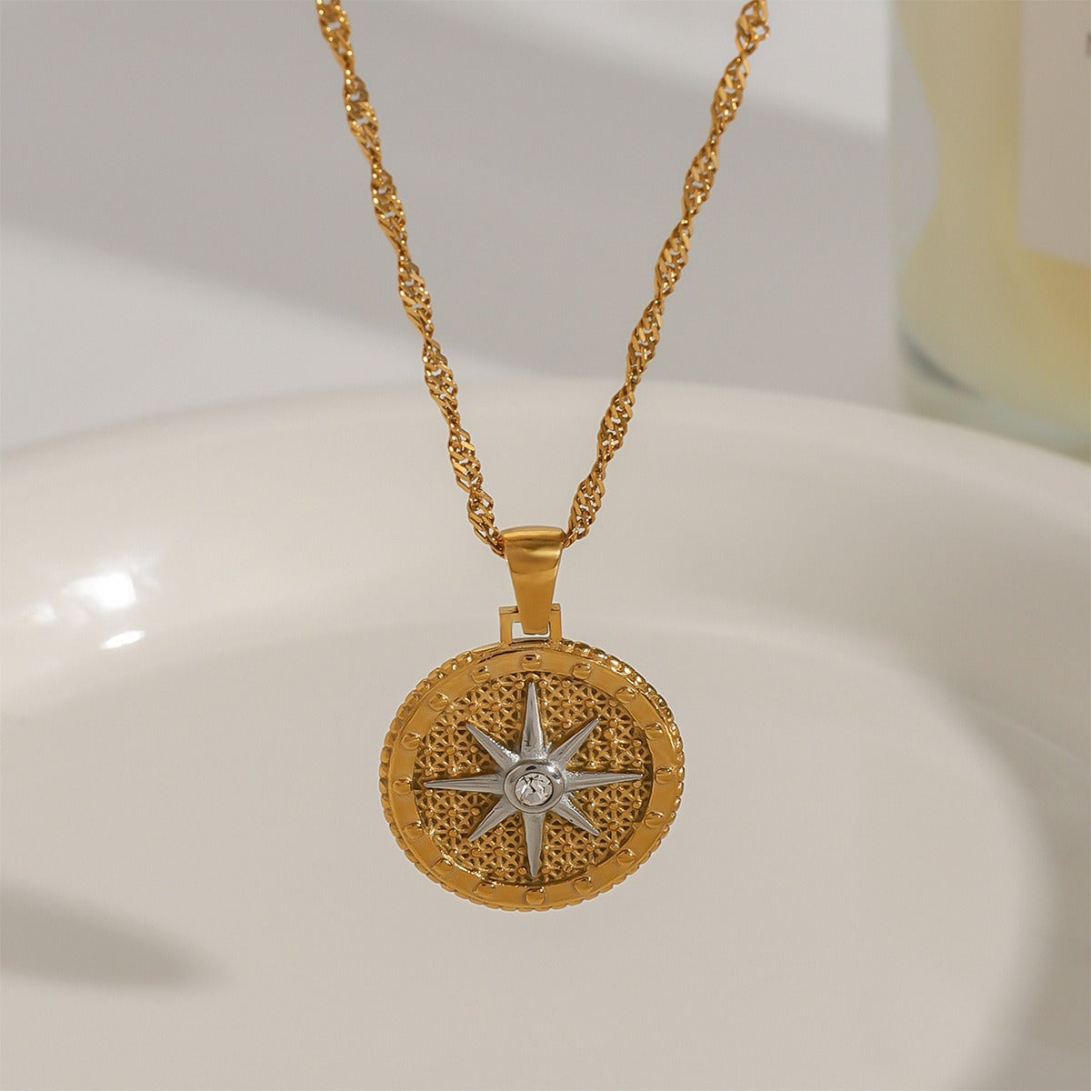 18K gold round necklace with eight-pointed star design, classic and fashionable