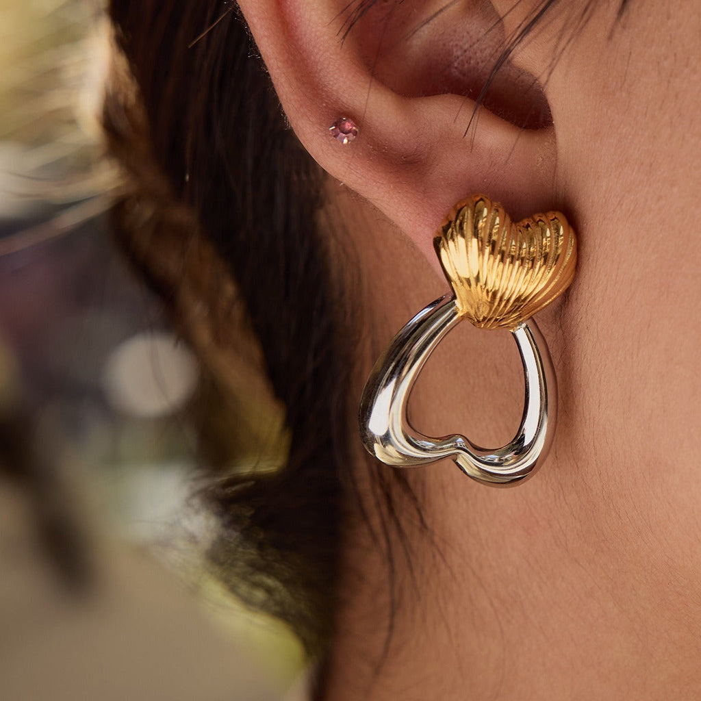18K gold heart-shaped earrings with gold and silver color matching design, trendy and personalized