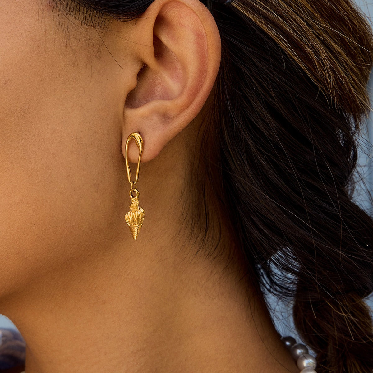 18K gold conch-shaped earrings with textured beach style