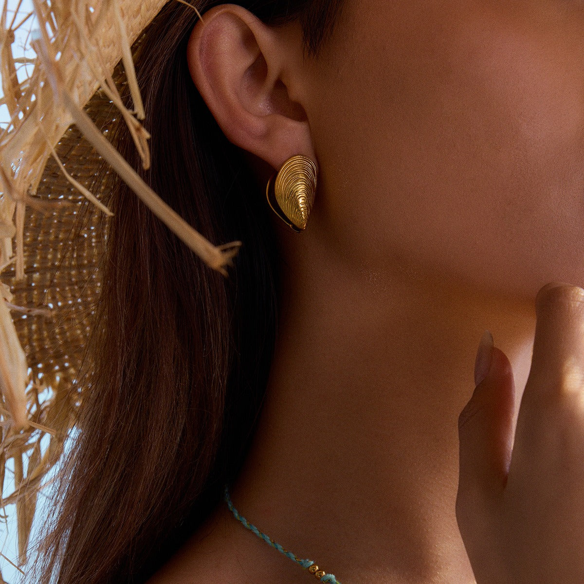 18K gold open sea clam with textured design exquisite and fashionable earrings