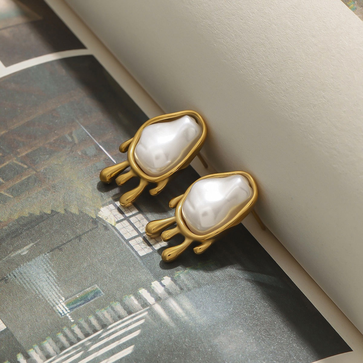 18K gold geometric oval inlaid irregular pearl design exquisite noble earrings
