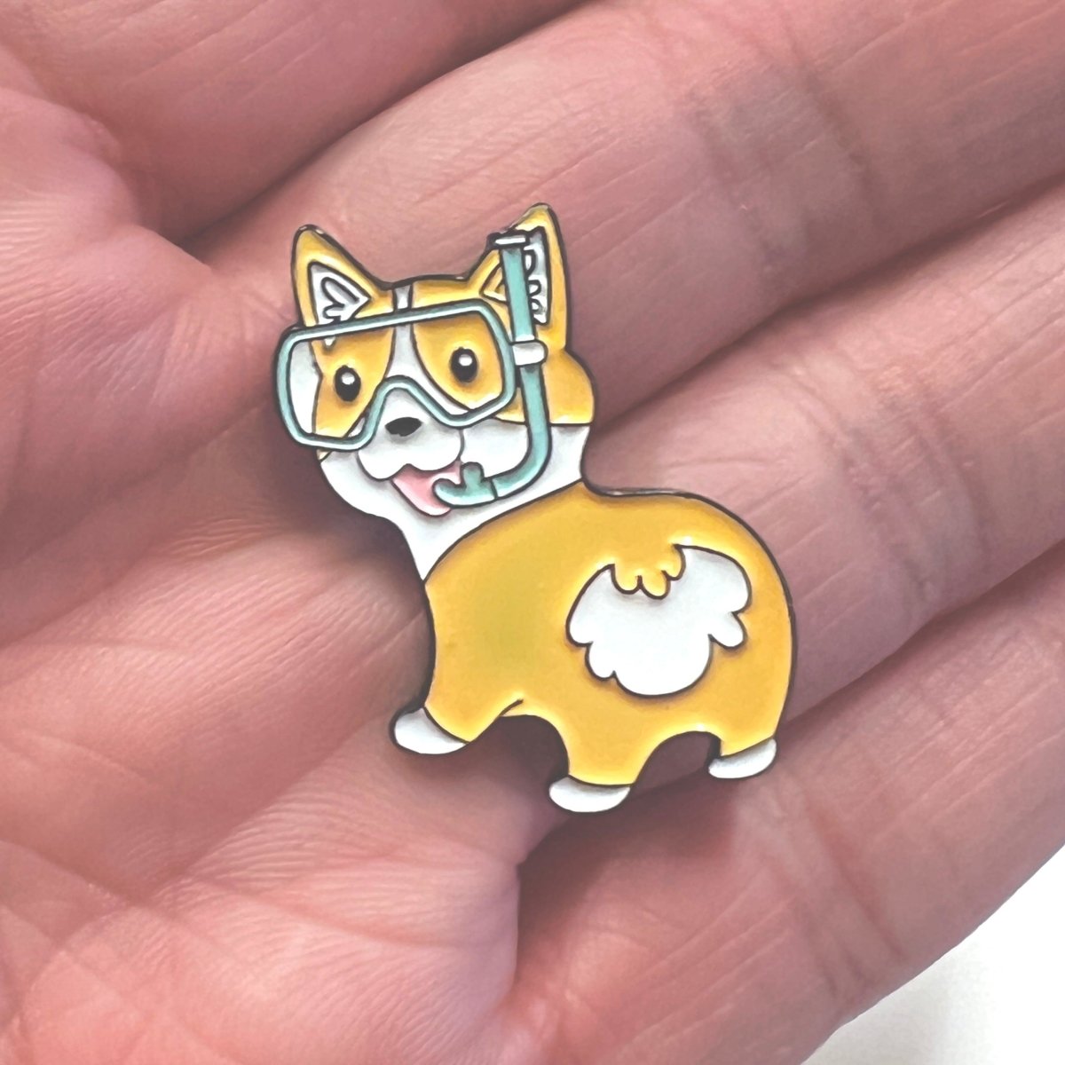 Fun Corgi Enamel Pin with Diving Goggles – Perfect for Bags & Hats