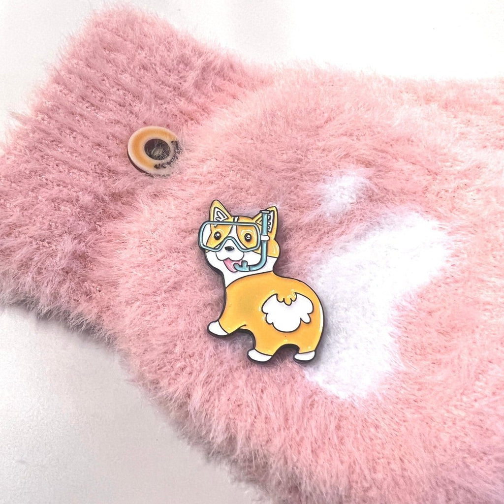 Fun Corgi Enamel Pin with Diving Goggles – Perfect for Bags & Hats