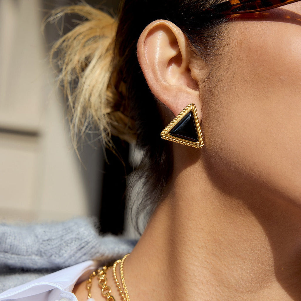 18K gold triangle black onyx stud earrings, a sophisticated and stylish accessory for autumn and winter.