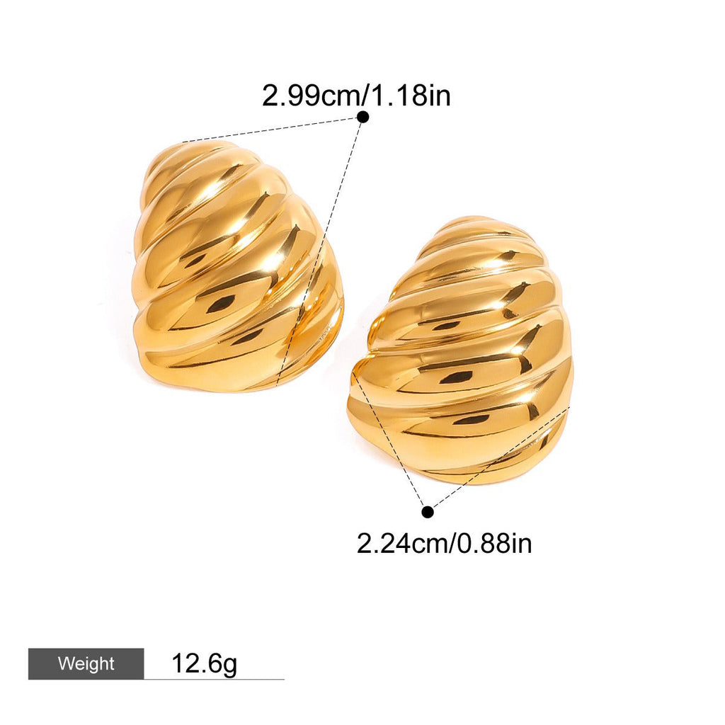 18k gold geometric shape with twill design fashionable and personalized earrings