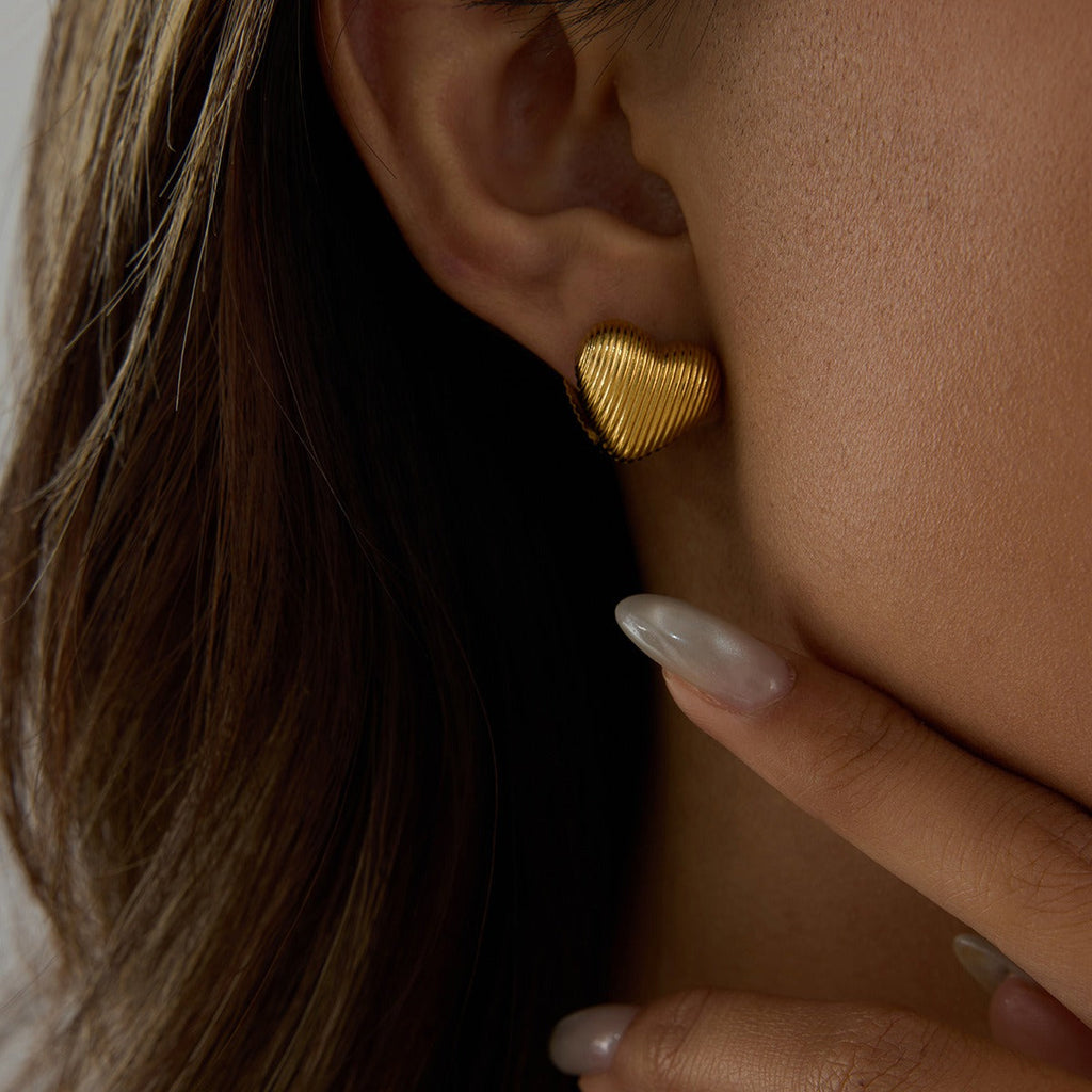 18K gold heart-shaped earrings with textured design, simple and fashionable