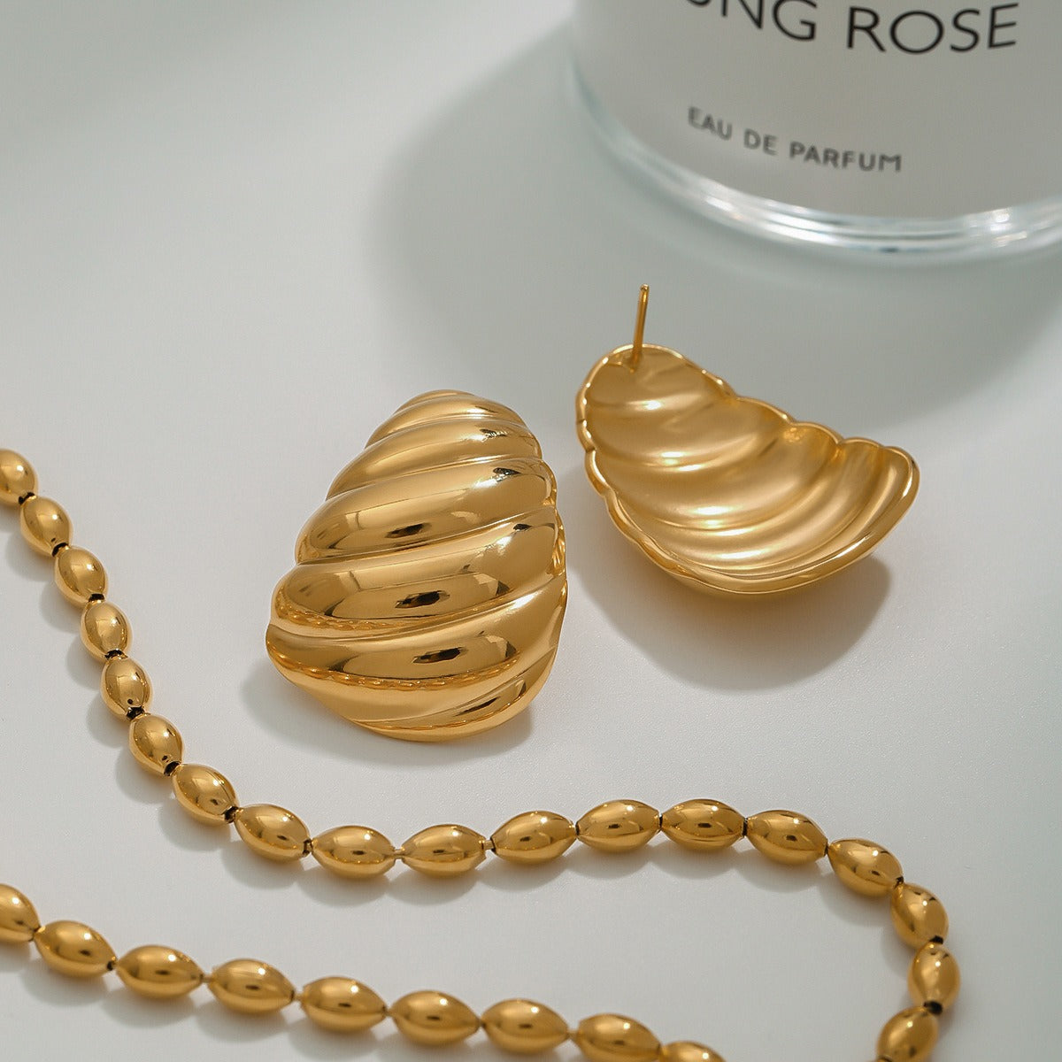 18k gold geometric shape with twill design fashionable and personalized earrings