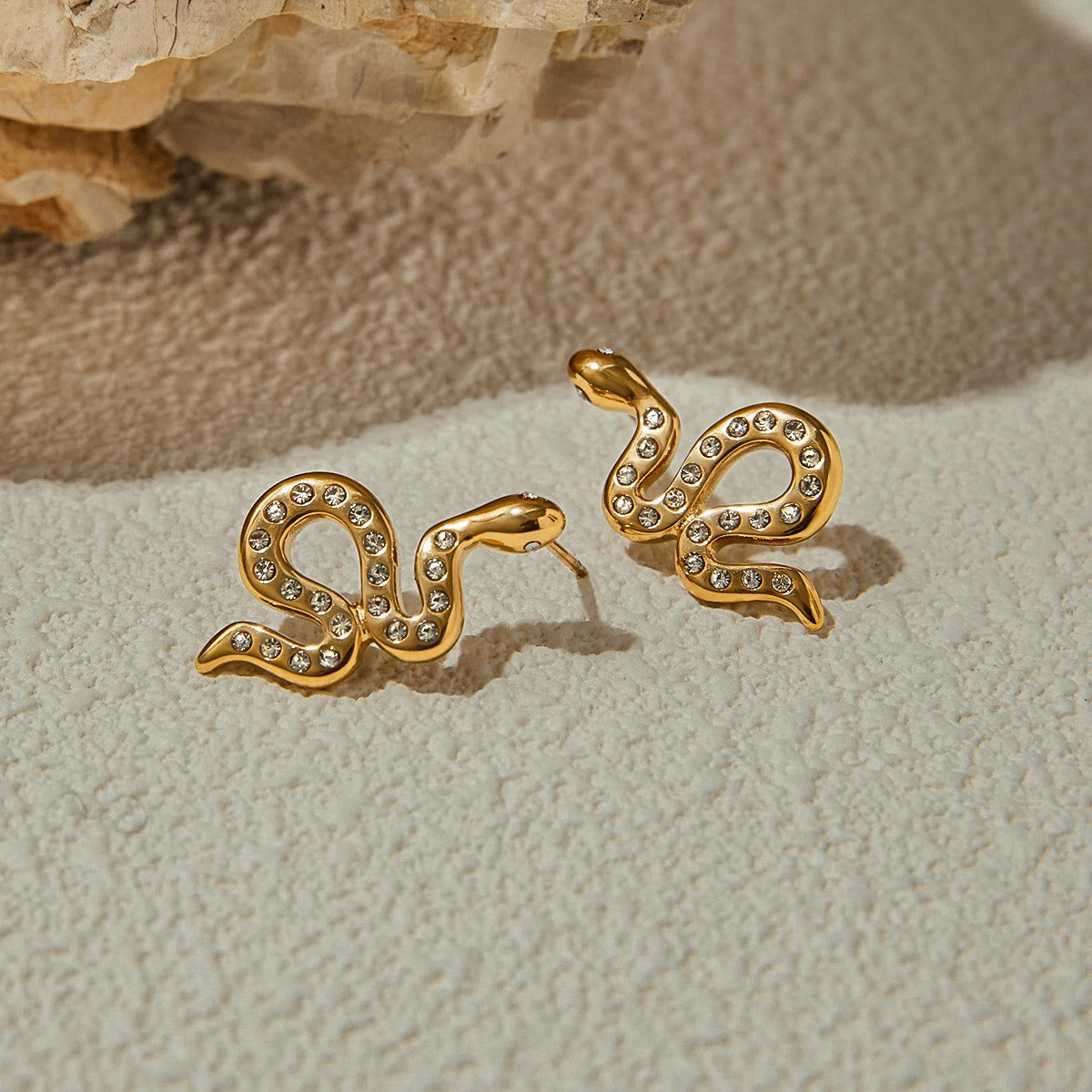 18K gold snake-shaped diamond-studded earrings with exquisite design