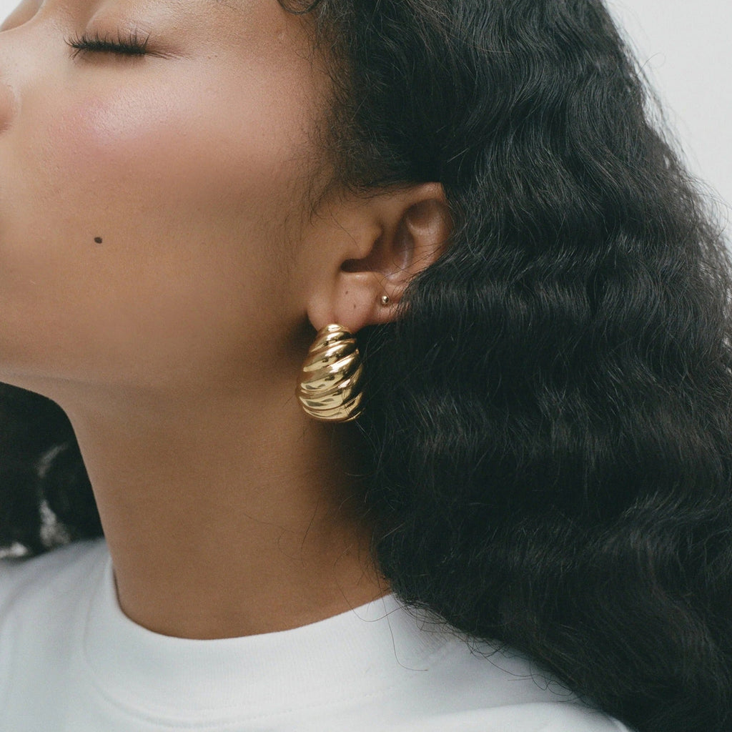 18k gold geometric shape with twill design fashionable and personalized earrings