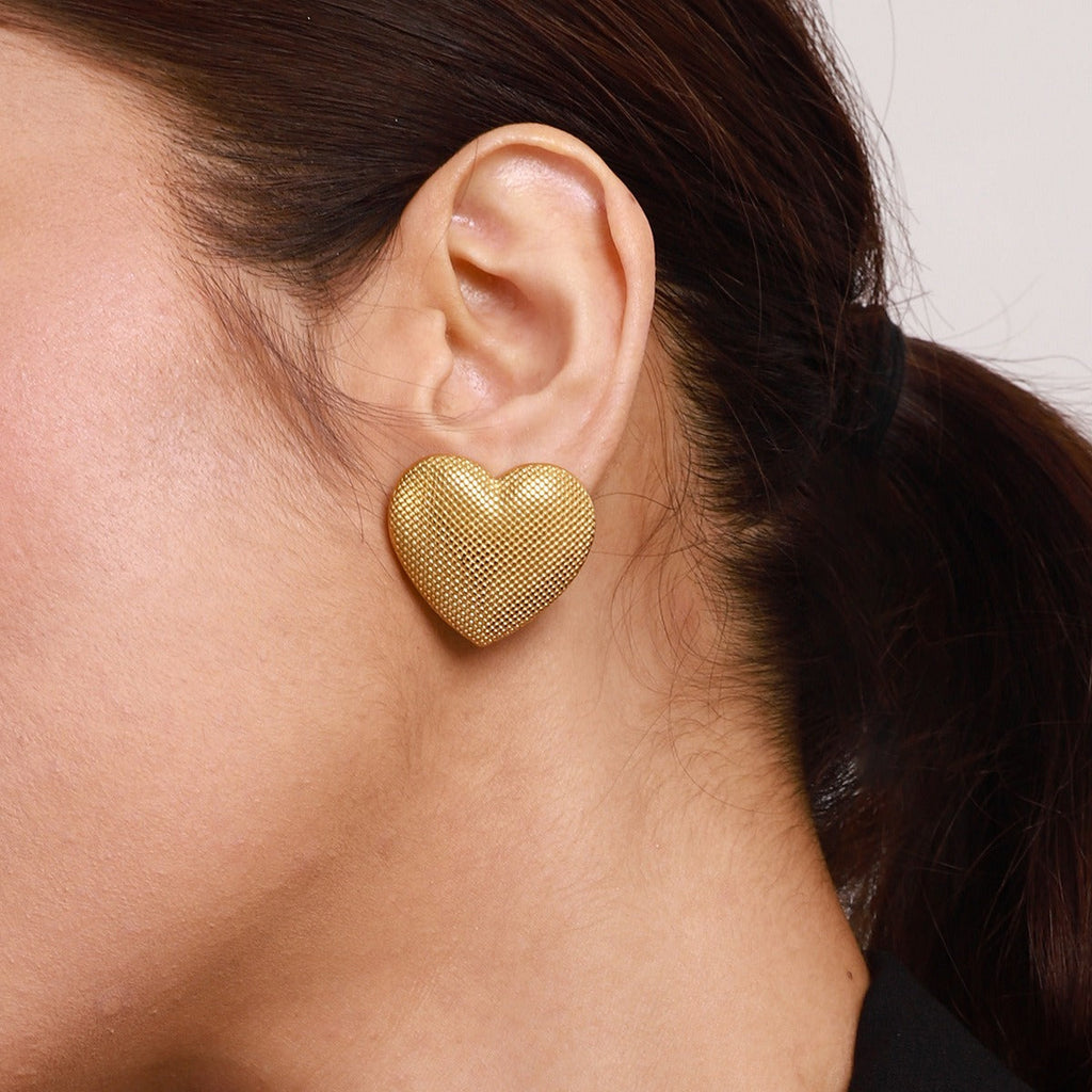 18k gold heart-shaped earrings with grainy design